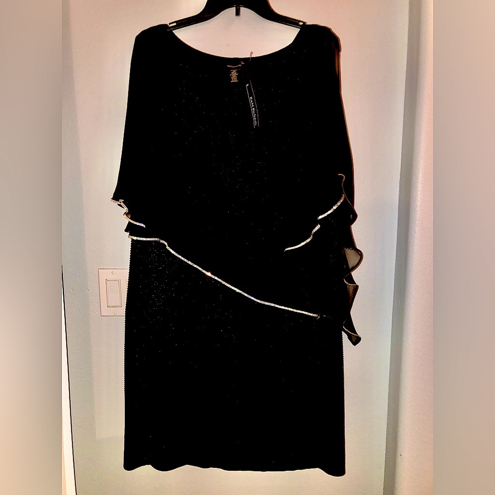 Beautiful dress from R&M RICHARDS, elegant and modern.